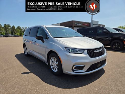Used 2024 Chrysler Pacifica Touring-L FWD image 1