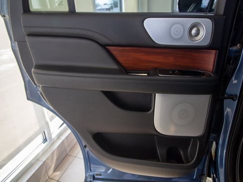 Used 2018 Lincoln Navigator Reserve w/ Technology Package image 9