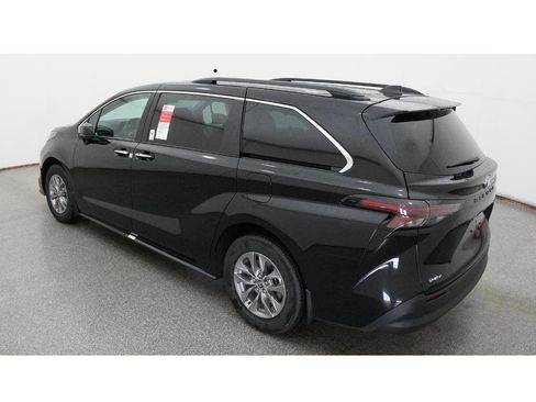 New 2026 Toyota Sienna XLE image 5