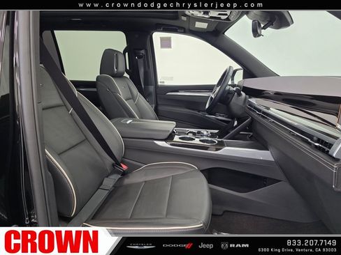 Used 2025 Cadillac Escalade ESV Premium Luxury image 15