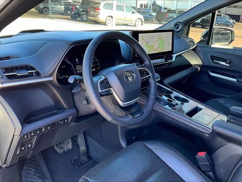 Used 2025 Toyota Sienna Platinum image 16