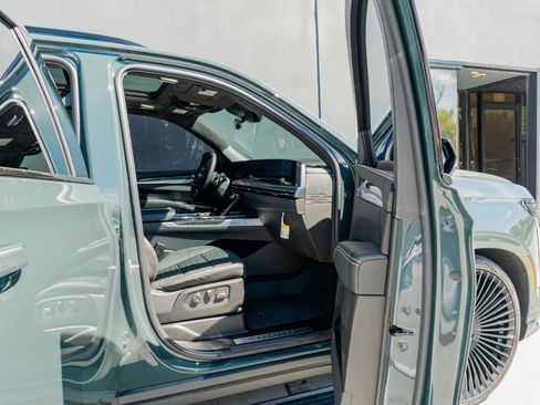 Used 2025 Cadillac Escalade V w/ LPO, ONYX Package AWD/4WD image 59