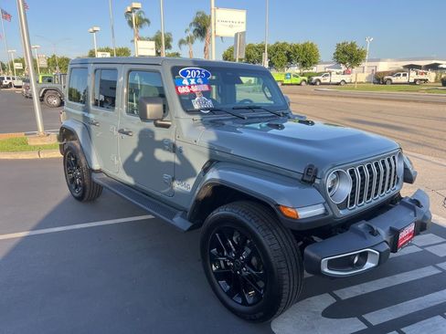 Used 2025 Jeep Wrangler Unlimited Sahara AWD/4WD image 11