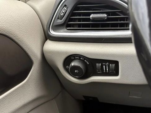 Used 2018 Chrysler Pacifica Touring-L Plus w/ Tire & Wheel Group image 27