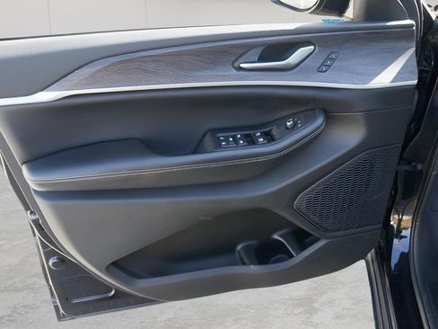 Used 2023 Jeep Grand Cherokee Limited image 14