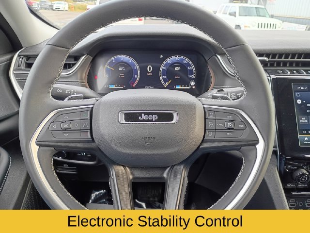 Used 2023 Jeep Grand Cherokee Laredo AWD/4WD image 13