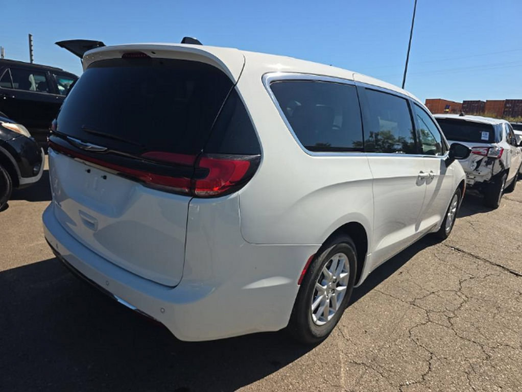 Used 2025 Chrysler Pacifica Select FWD image 4