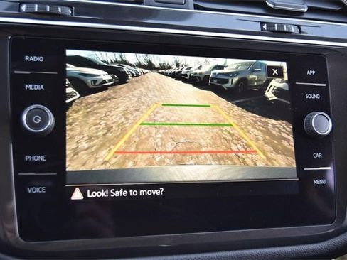 Certified 2022 Volkswagen Tiguan SE image 11