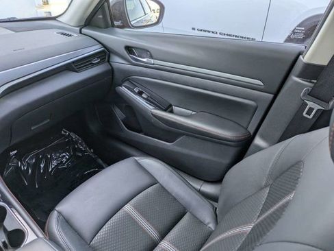 Used 2024 Nissan Altima 2.5 SR FWD image 16