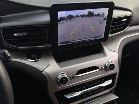 Used 2022 Ford Explorer XLT w/ Equipment Group 202A image 17