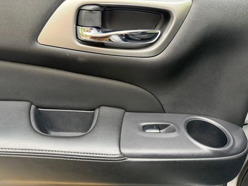 Used 2019 Nissan Pathfinder SV image 32