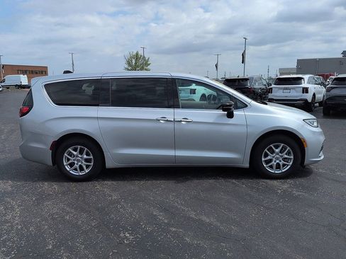 Used 2024 Chrysler Pacifica Touring-L FWD image 2