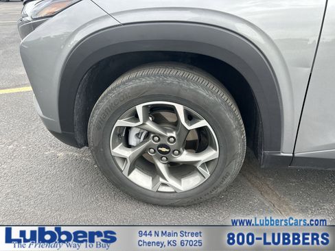 Used 2025 Chevrolet Trax LT w/ LT Convenience Package FWD image 10