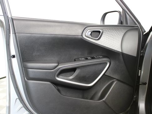 Used 2023 Kia Soul LX w/ LX Technology Package FWD image 7