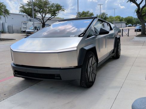 Used 2024 Tesla Cybertruck AWD Crew Cab image 5