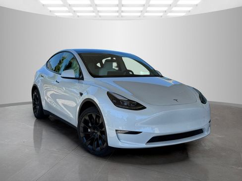 Used 2023 Tesla Model Y Long Range AWD/4WD image 3