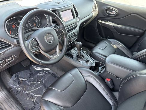 Used 2019 Jeep Cherokee Latitude Plus w/ Comfort/Convenience Group FWD image 21