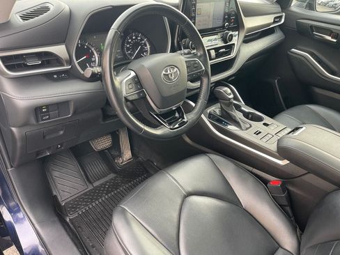 Used 2021 Toyota Highlander XLE AWD/4WD image 5