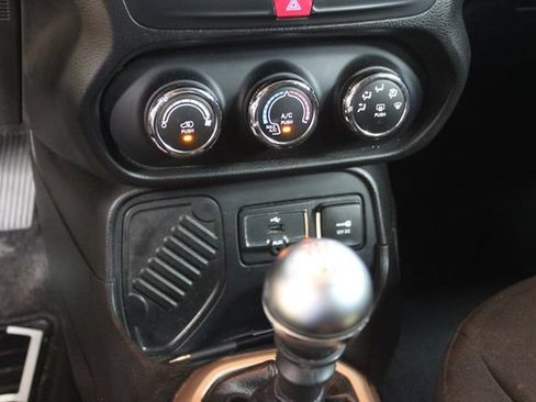 Used 2016 Jeep Renegade 75th Anniversary FWD image 21