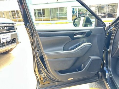 Used 2025 Toyota Highlander XLE AWD/4WD image 29