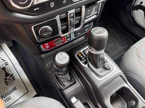 Used 2024 Jeep Gladiator Rubicon w/ Technology Group AWD/4WD image 36