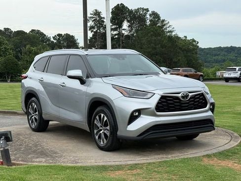 Used 2021 Toyota Highlander XLE FWD image 9