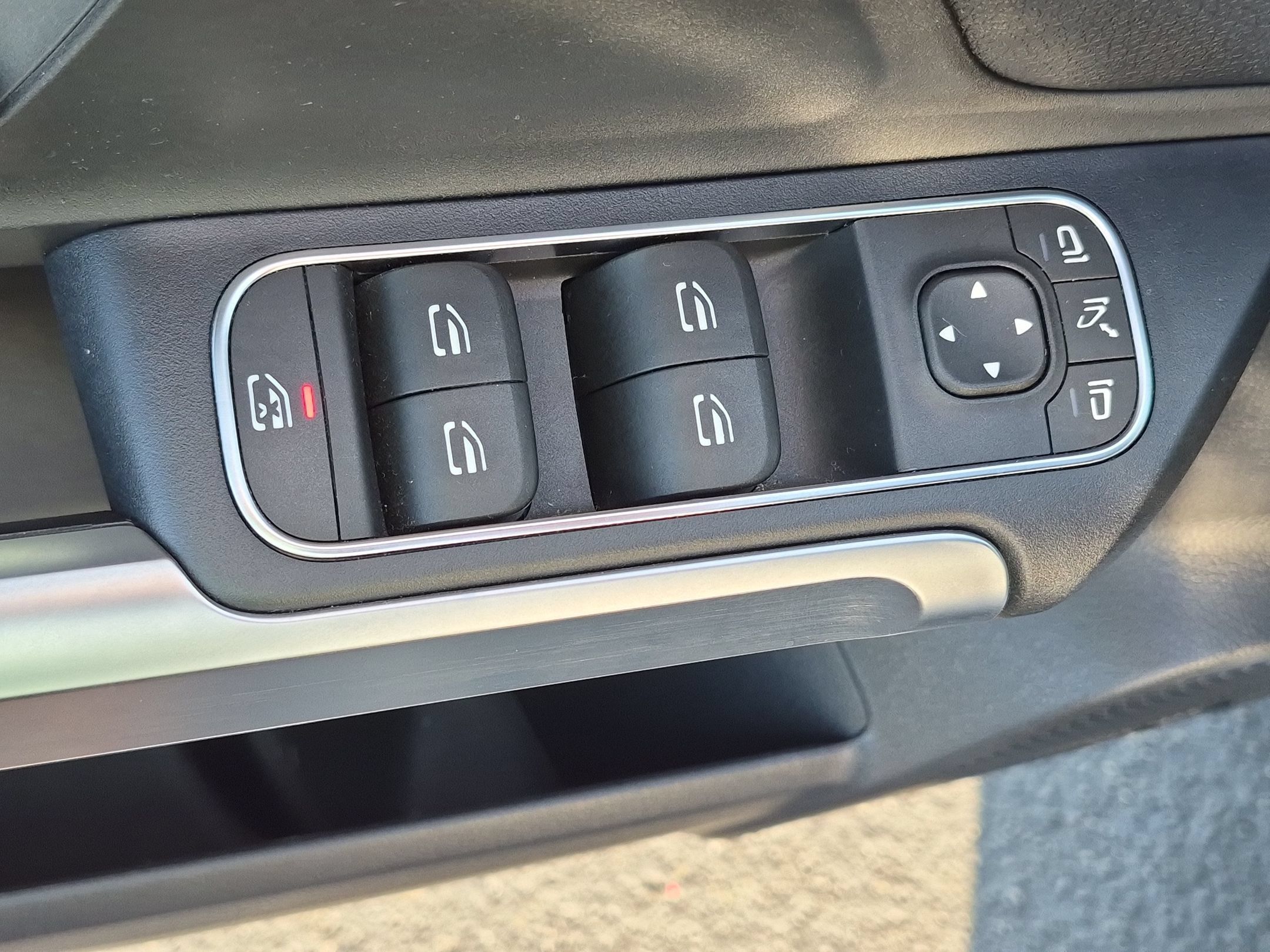 Used 2022 Mercedes-Benz EQB 350 4MATIC image 13