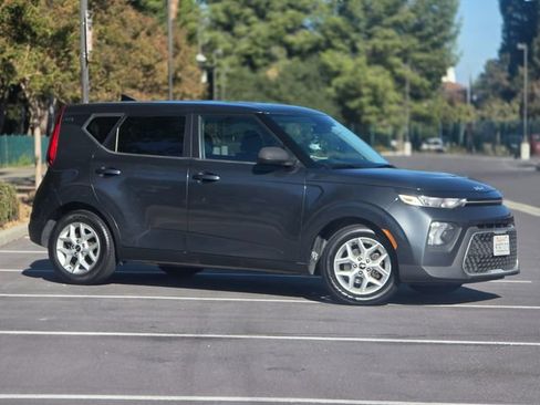 Used 2022 Kia Soul LX w/ Technology Package FWD image 3