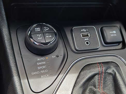 Used 2022 Jeep Cherokee Trailhawk w/ Comfort/Convenience Group AWD/4WD image 17