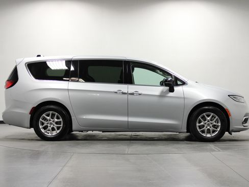 Used 2024 Chrysler Pacifica Touring-L image 3