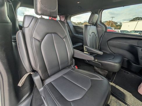 Used 2024 Chrysler Pacifica Touring-L w/ S Appearance Package image 23