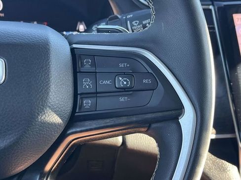 Used 2023 Jeep Grand Cherokee Limited image 28