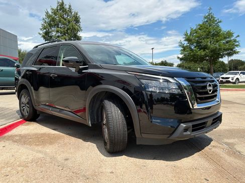 Used 2025 Nissan Pathfinder SV FWD image 4