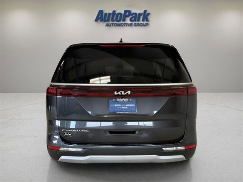 Used 2022 Kia Carnival LX image 6