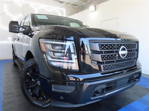 Used 2023 Nissan Titan SV w/ SV Convenience Package image 3