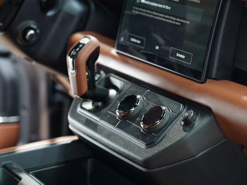 Used 2025 Land Rover Defender 110 image 67