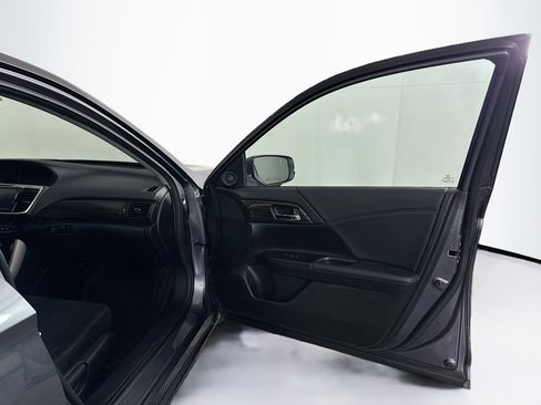 Used 2017 Honda Accord EX image 31