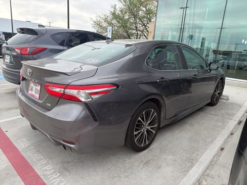 Used 2020 Toyota Camry SE image 4