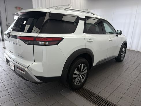 Used 2025 Nissan Pathfinder SL AWD/4WD image 5