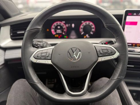 Used 2025 Volkswagen Tiguan SE R-Line image 6