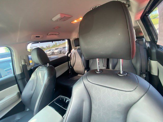 Used 2024 Kia Carnival EX FWD image 13