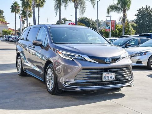 Used 2021 Toyota Sienna Platinum image 3