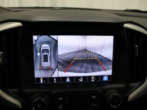 Used 2024 GMC Terrain SLT w/ Infotainment Package II image 17