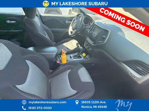 Used 2016 Jeep Cherokee Sport FWD image 9