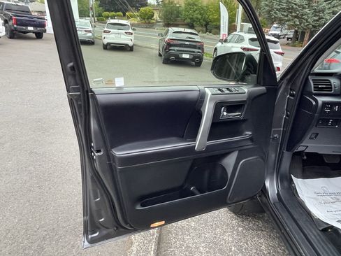 Certified 2019 Toyota 4Runner SR5 AWD/4WD image 16