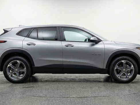 Used 2025 Chevrolet Blazer LT FWD image 11