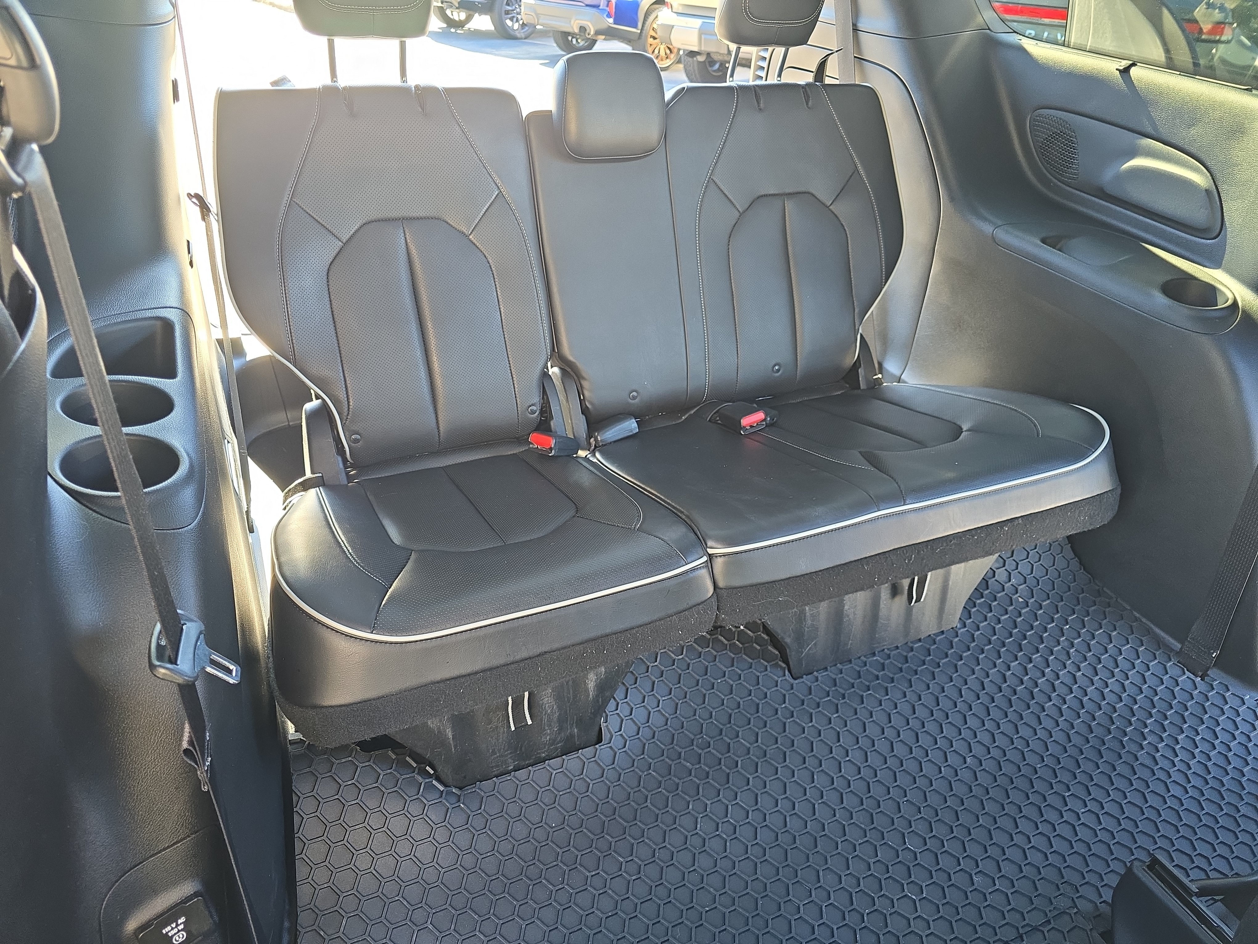 Used 2020 Chrysler Pacifica Limited w/ Advanced Safetytec Group FWD image 12