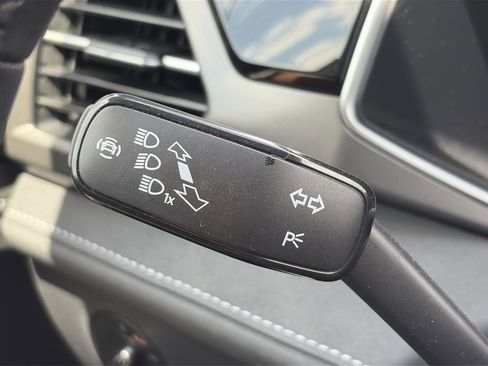 Certified 2025 Volkswagen Taos SE image 12