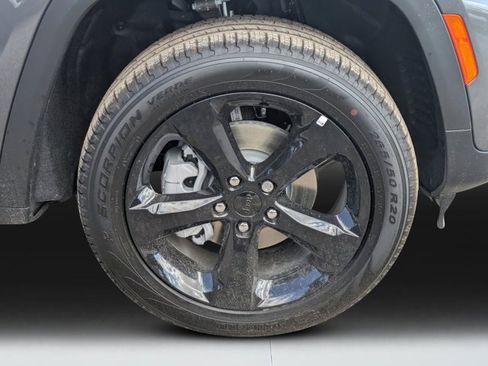 New 2025 Jeep Grand Cherokee Limited w/ Black Appearance Package image 9