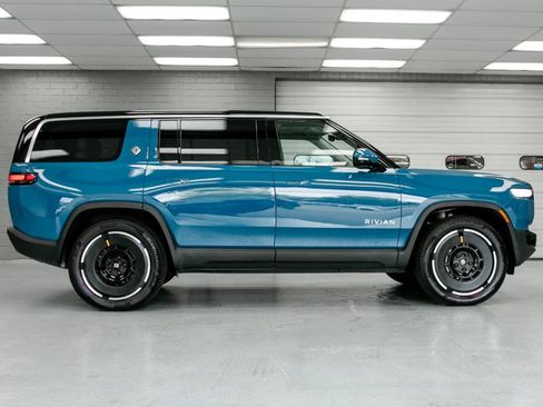 Used 2025 Rivian R1S Adventure Dual AWD/4WD image 5